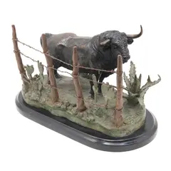 Emilio Fuentes, TORO EN EL CERCADO, Bronce, patinado policromo; con base de mármol negro