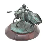 Humberto Peraza, PASE DE PECHO, Bronce, patinado en color verde; con base de madera