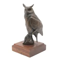Chester Comstock, "THE GREAT HORNED OWL", Bronce, patinado en color marrón; con base de madera