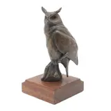 Chester Comstock, "THE GREAT HORNED OWL", Bronce, patinado en color marrón; con base de madera