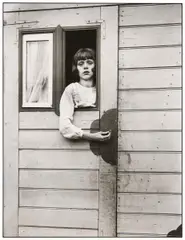 Mädchen im Kirmeswagen by August Sander, Gelatinesilberabzug von 1991 auf Agfa-Papier, sold Jun 2016