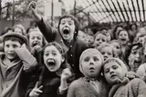 Alfred Eisenstaedt, Children at a Puppet Theatre, Paris
