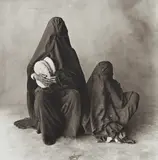 Irving Penn, Two Women in Black with Bread, Morocco