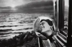 Elliott Erwitt, California Kiss, Santa Monica, 1955, Gelatin silver print, printed later