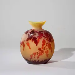 Vase de forme gourde à panse aplatie by Établissements Gallé, sold Apr 2026