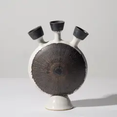 Lucie Rie, Rare vase à trois cols, A rare three-necked vase in glazed stoneware with sgraffito decoration by Lucie Rie circa 1955 with the artist's seal