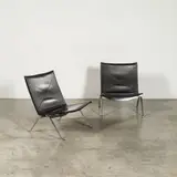 Poul Kjaerholm, Paire de fauteuils PK22, An impressed pair of 'PK22' armchairs in chrome-plated steel and leather designed by Poul Kjaerholm in 1953 and edited by Fritz Hansen