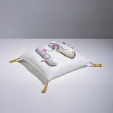 Kristin McKirdy, Sculpture Boudoir, Porcelaine de Sèvres émaillée partiellement peinte et dorée, biscuit et bronze patiné