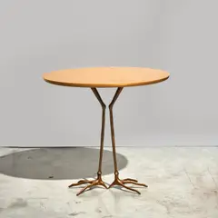 Meret Oppenheim, Table d'appoint Traccia de la collection Ultramobile, Bois peint partiellement doré à la feuille et bronze