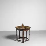 Neues Münchner Kunstgewerbe, Occasional Table with Smoker's Three-Piece Compendium, repousse and acid-etched brass, varnished wood, each stamped 'NMK 212'