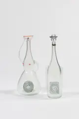 Ermanno Nason, Deux bouteilles anthropomorphes, A labeled pair of anthropomorphic bottles in glass and applications by Ermanno Nason edited by I