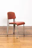 Chaise Métropole n. 306 by Jean Prouvé, Tôle d'aluminium pliée peinte, acier tubulaire peint, contreplaqué, simili-cuir et aluminium, offered Jan 2025