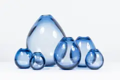 Per Lütken, Ensemble de six vases Drop, A set of six monogrammed and numbered 'Drop' vases in tinted blown glass designed by Per Lütken and edited by Holmegaard circa 1960