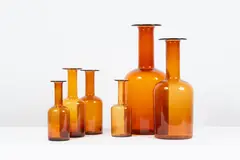 Otto Brauer, Ensemble de six bouteilles Gulvvase, A set of six 'Gulvvase' bottles in colored glass designed by Otto Brauer in 1959 and edited by Kastrup Holmegaard circa 1970