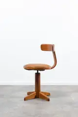 Magnus Stephensen, Chaise pivotante, A swivel chair in beech, leather and brass designed by Magnus Stephensen and edited by Fritz Hansen circa 1950