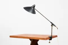 Lampe de bureau by Svend Aage Holm-Sørensen, A desk lamp in brass and lacquered metal designed by Sven Aage Holm Sørensen circa 1950, offered Jan 2025
