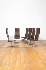 Ensemble de six chaises pivotantes Oxford by Arne Jacobsen, Aluminium et cuir, sold Jan 2025