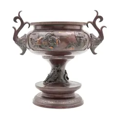 Urna, JAPÓN, CA, 1900, Bronce, patinado en color marrón; decorado con relieves a manera de dragón, guerreros y aves