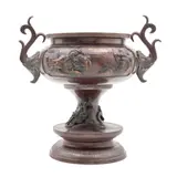 Urna, JAPÓN, CA, 1900, Bronce, patinado en color marrón; decorado con relieves a manera de dragón, guerreros y aves