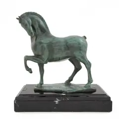 Heriberto Juárez, Caballo griego, Escultura en bronce con base de mármol