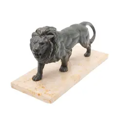 León Pasante*, SIGLO XX, Bronce, patinado en color verde; base de mármol beige