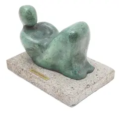 Chac-mool, MÉXICO, SIGLO XXI, Bronce, patinado en color verde; con base de piedra gris