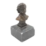 Busto de Alexander Pushkin, SIGLO XX, Bronce, patinado en color marrón; base de mármol negro (lascaduras)