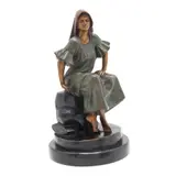 Victor Gutierrez, MUJER SENTADA, Bronce, patinado policromo; con base de mármol negro