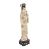 Dama Con Cetro, CHINA, SIGLO XX, Talla en marfil, decoración esgrafiada, tinta negra; con base de madera