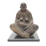Maternidad, MÉXICO, SIGLO XX, Bronce, patinada en color marrón, acabado texturizado; con base de mármol negro