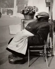 Franz Hubmann, Vendor of straw flowers at the Stadtpark, Vienna 1952, 1952, Vintage silver print on double-weight glossy paper, in very good condition. Mounted by the photographer on paper mat