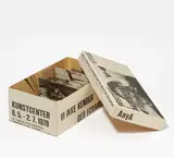 Wolf Vostell, Vostell in Aabenraa, Kartonschachtelobjekt mit Offset