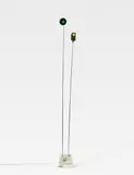 Takis, Ohne Titel (Signals Series 3, No. 86), Mischtechnik (grünes, gelbes und lila Ampellicht, verchromtes Metall, Farbe, Elektrifizierung)