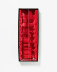 Ferdinand Spindel, Ohne Titel (Schaumstoffobjekt), Mischtechnik (roter Schaumstoff und Spiegelfolie in schwarzlackierter Holzbox)