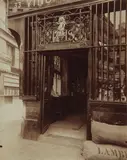 Eugène Atget, À L'Enfant Jésus Rue des Bourdonnais 33