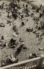 Josef Albers, Kleiner Strand am Nachmittag (small beach in the afternoon), Biarritz, circa 1929, Gelatin silver print