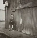 Dora Maar, Gamin aux Chaussures Dépareillés