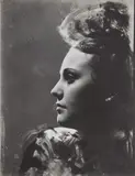 Dora Maar, Portrait de profil à la coiffure en hauteur
