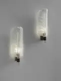 Tomaso Buzzi, Pair of large "feather" wall lights, model no. 413, circa 1933, Pulegoso glass, filigrana glass, brass