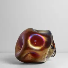 'Rosso 3' by Laura de Santillana, from the Meteor series, blown and shaped iridescent glass, offered Dec 2025