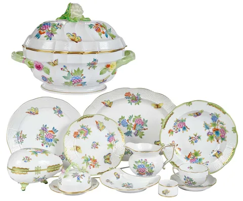 Herend, Green Queen Victoria Porcelain Service for Twelve, 98 Pieces