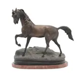Caballo, SIGLO XX, Bronce, patinado en tono verde y marrón; con base de mármol rojo