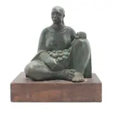 Vendedora de Fruta, MÉXICO, SIGLO XX, Bronce, patinada en color verde; con base de madera