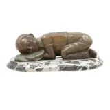 Heriberto Juárez, INFANTE DURMIENDO, Bronce, patinado en color verde; con base de mármol veteado