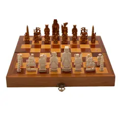 Ajedrez, CHINA, SIGLO XX, Talla en marfil, diferenciador acabado entintado; con tablero-estuche de madera