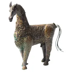 GARAÑÓN by Luciano Bustamante, Bronce, acabado dorado, con incrustaciones de piedra, offered Sep 2025