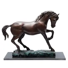 Carlos Espino, CABALLO AL PASO, Bronce, patinado en color marrón y verde; con base de mármol negro