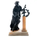 Mujer Helénica Con Flores, SIGLO XX, Bronce, patinado en color marrón; con base de ónix