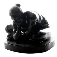 Mujer Sedente, SIGLO XXI, Mármol color negro