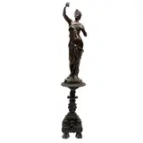 Mujer Helénica, FRANCIA, SIGLO XX, Bronce, patinada en color marrón, adaptable a lámpara; se incluye pedestal de metal